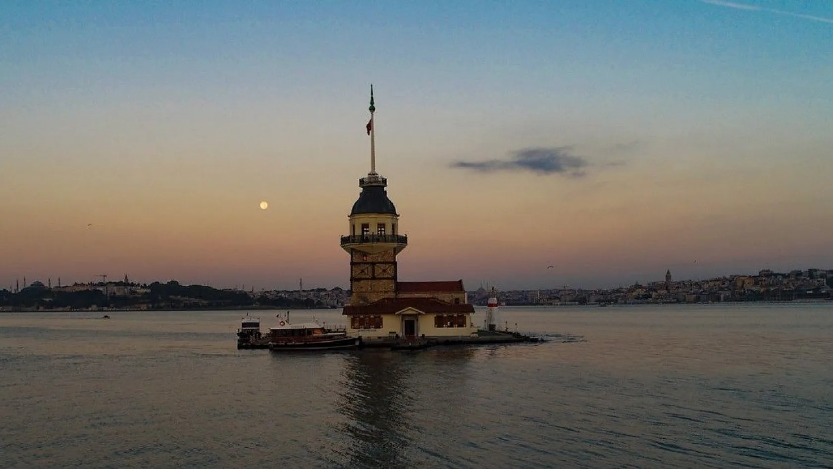 Kız Kulesi'nde hayran bırakan gündoğumu