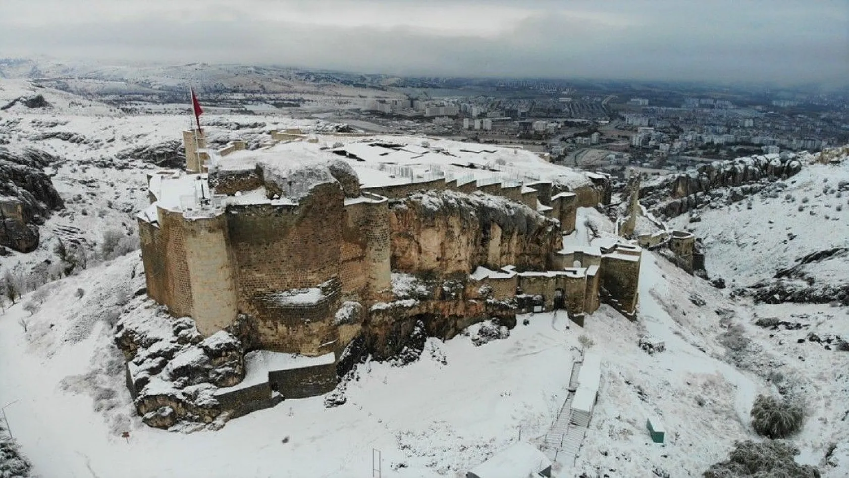 Elazığ'a mevsimin ilk karı yağdı