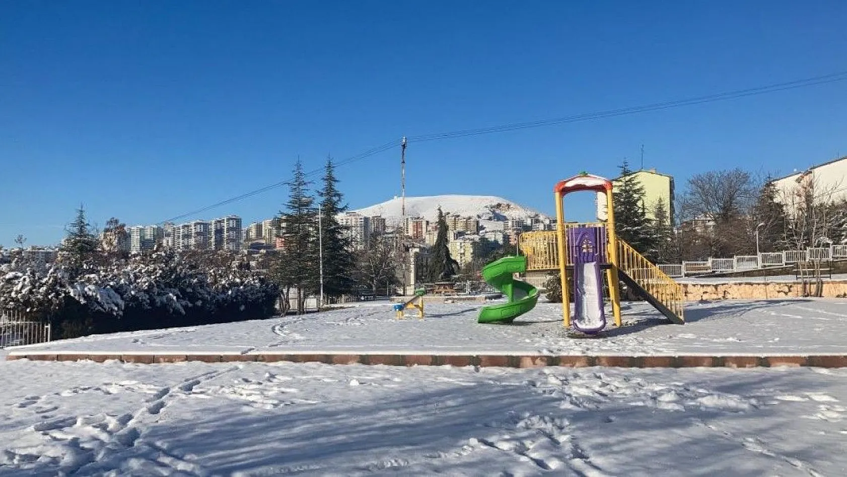 Sessizliğe bürünen Elazığ güne karla uyandı