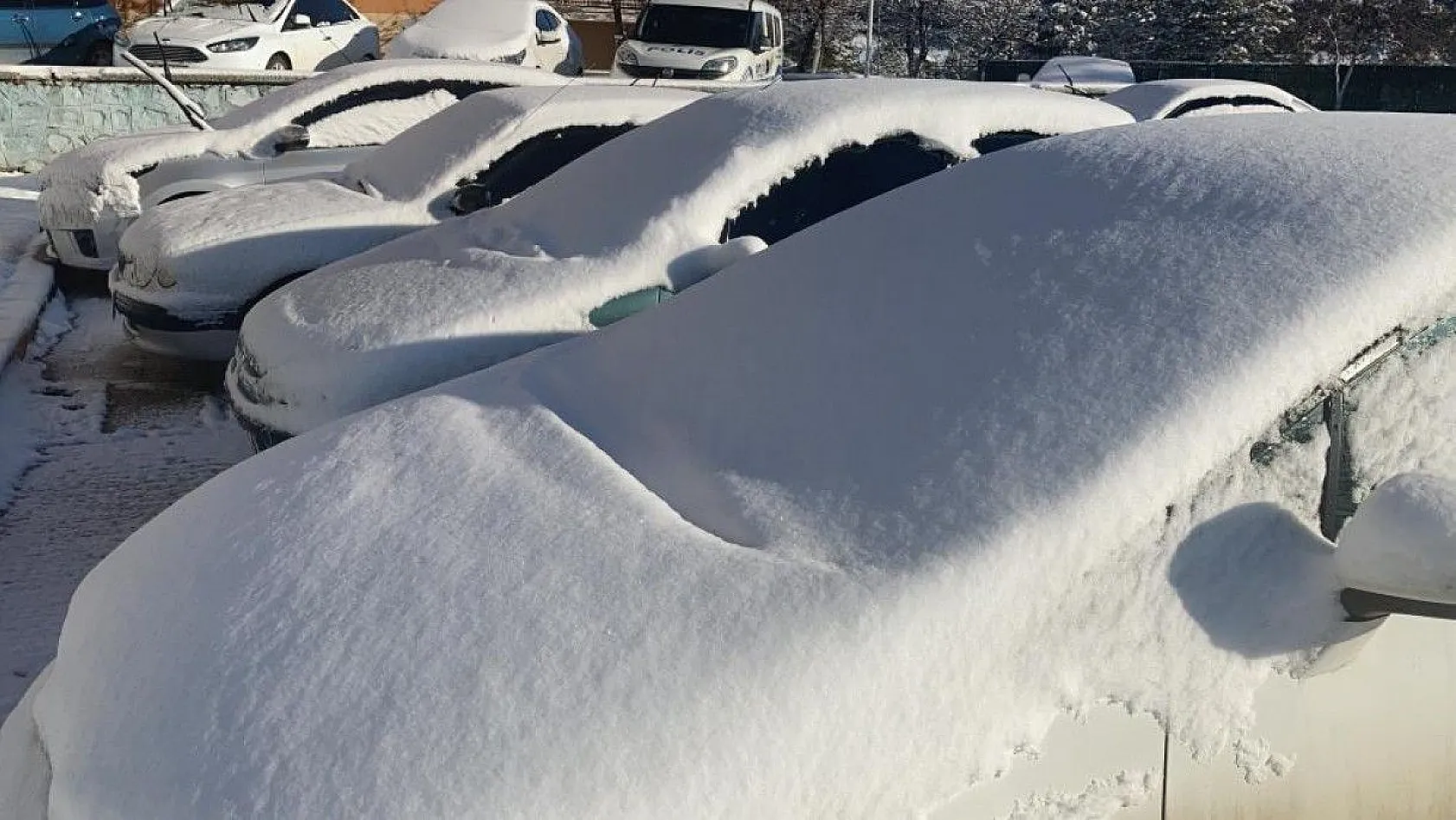 Sessizliğe bürünen Elazığ güne karla uyandı