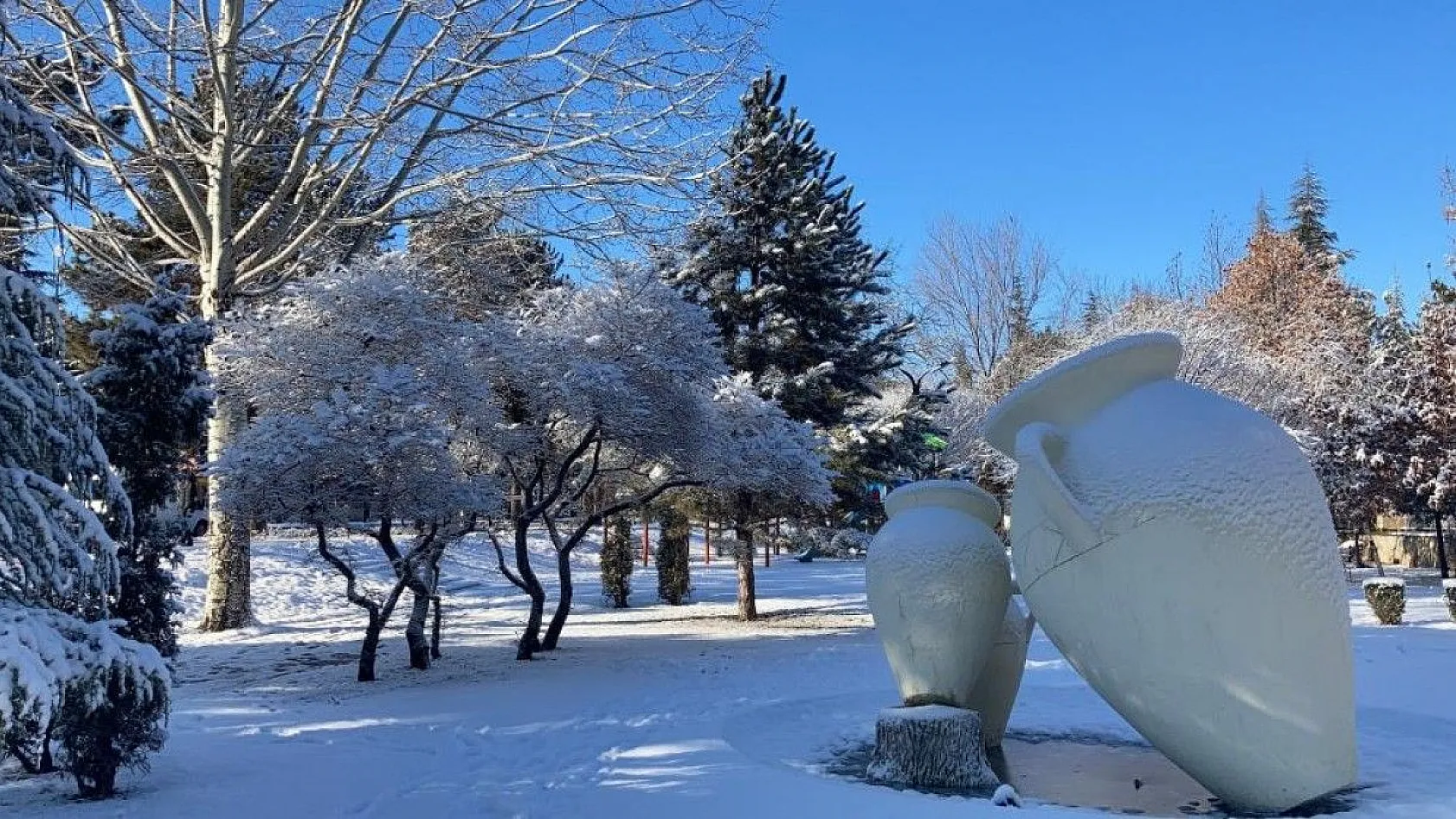Sessizliğe bürünen Elazığ güne karla uyandı