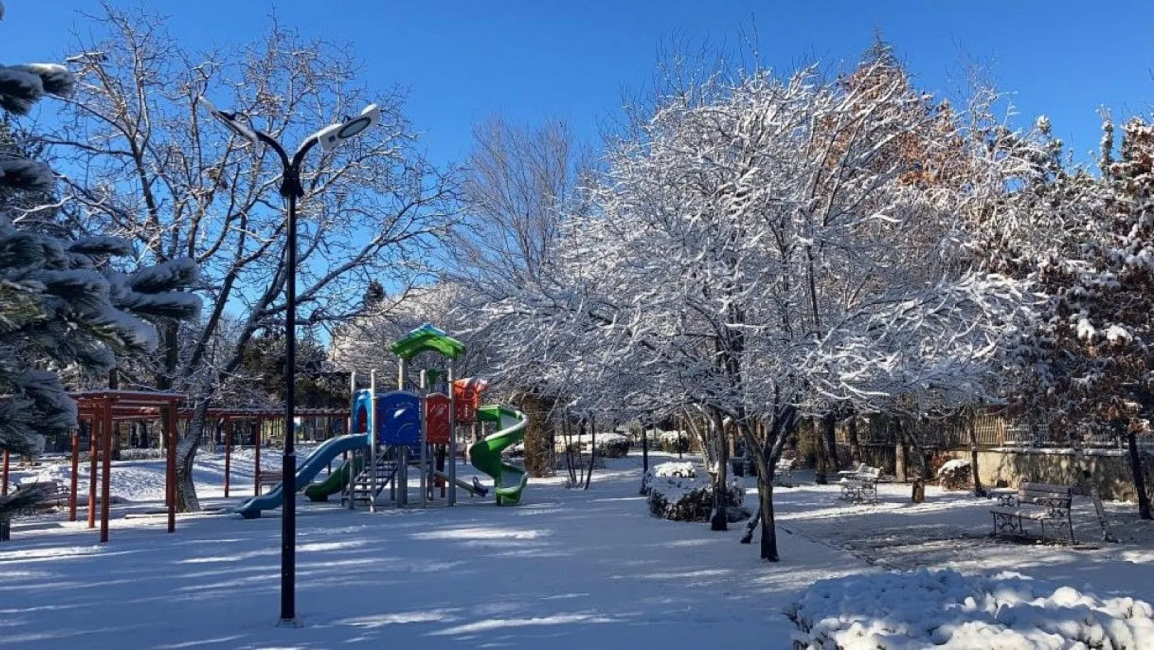 Sessizliğe bürünen Elazığ güne karla uyandı