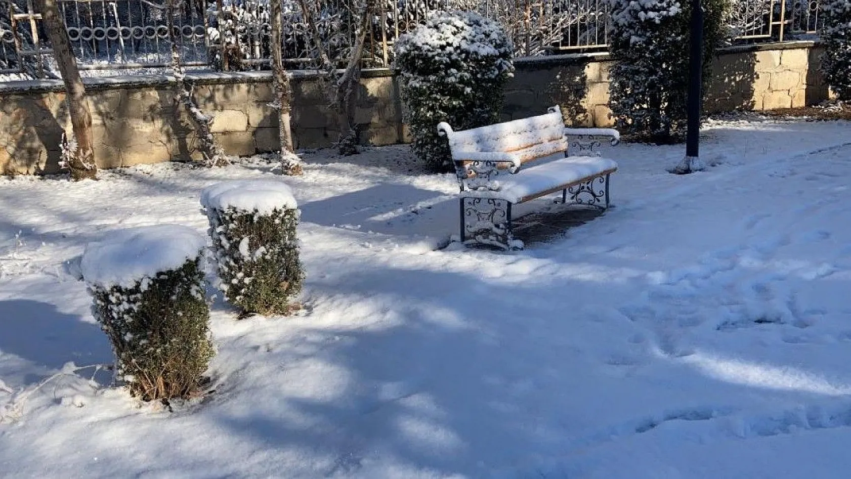 Sessizliğe bürünen Elazığ güne karla uyandı