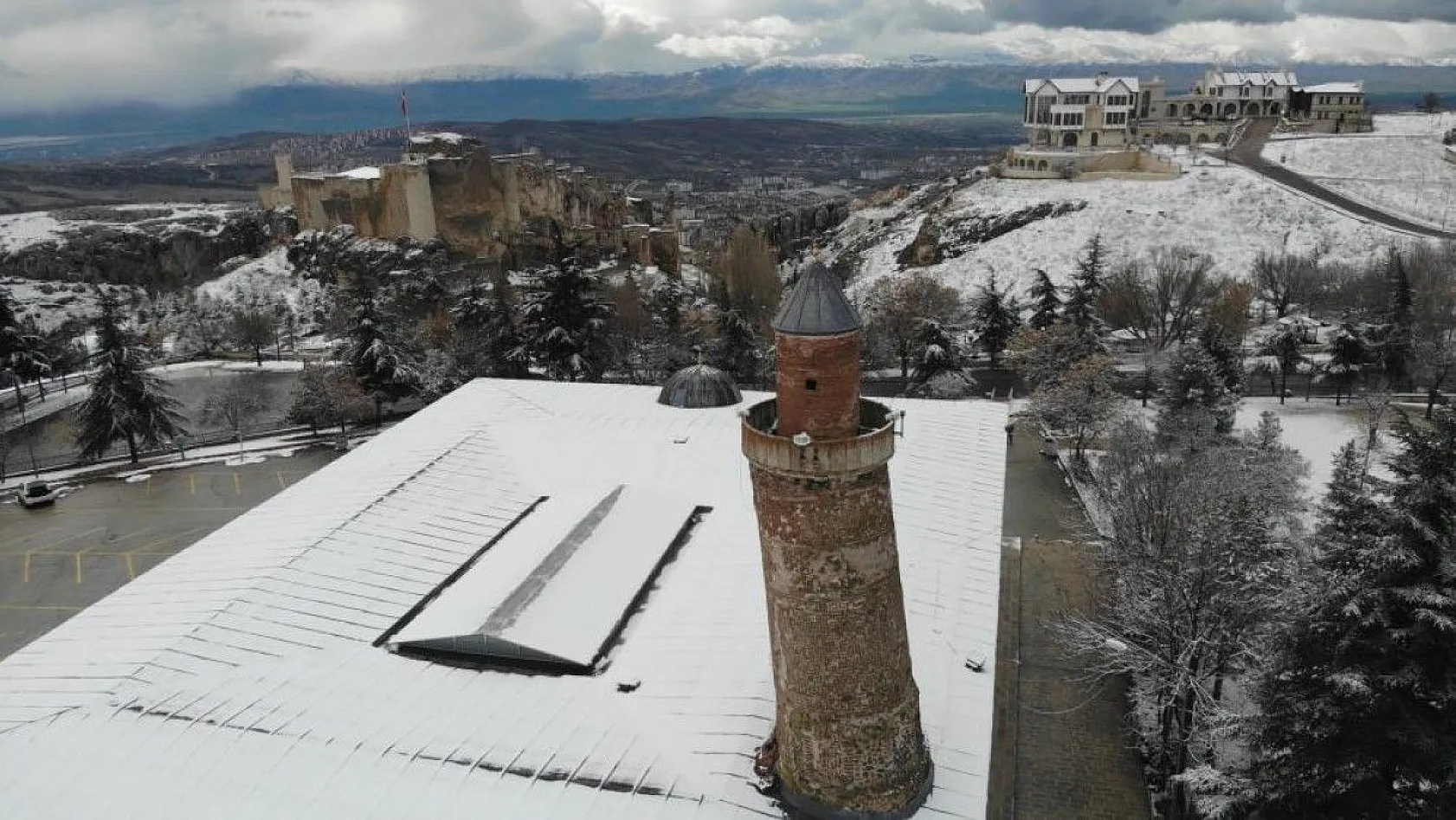 Harput beyaz gelinliğini giydi