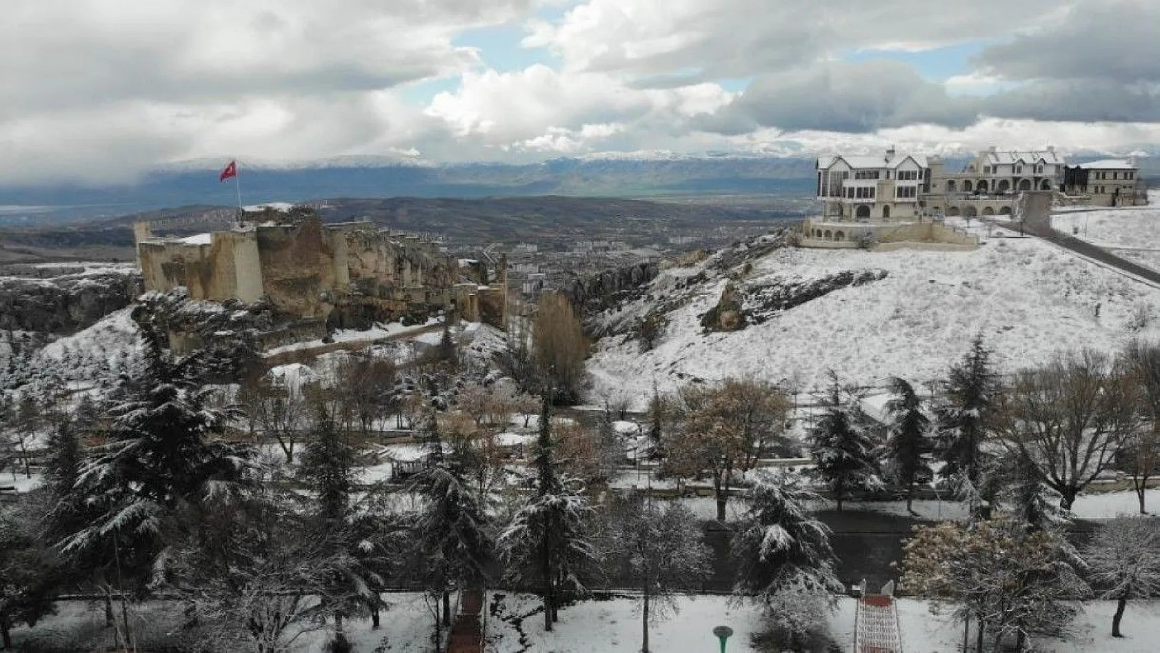 Harput beyaz gelinliğini giydi