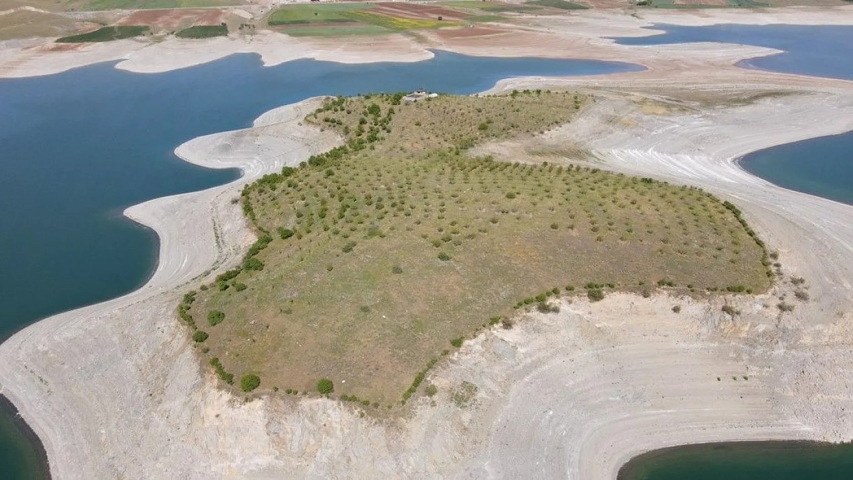 Robinson Ziya dedenin adası baharla birlikte yeşile büründü