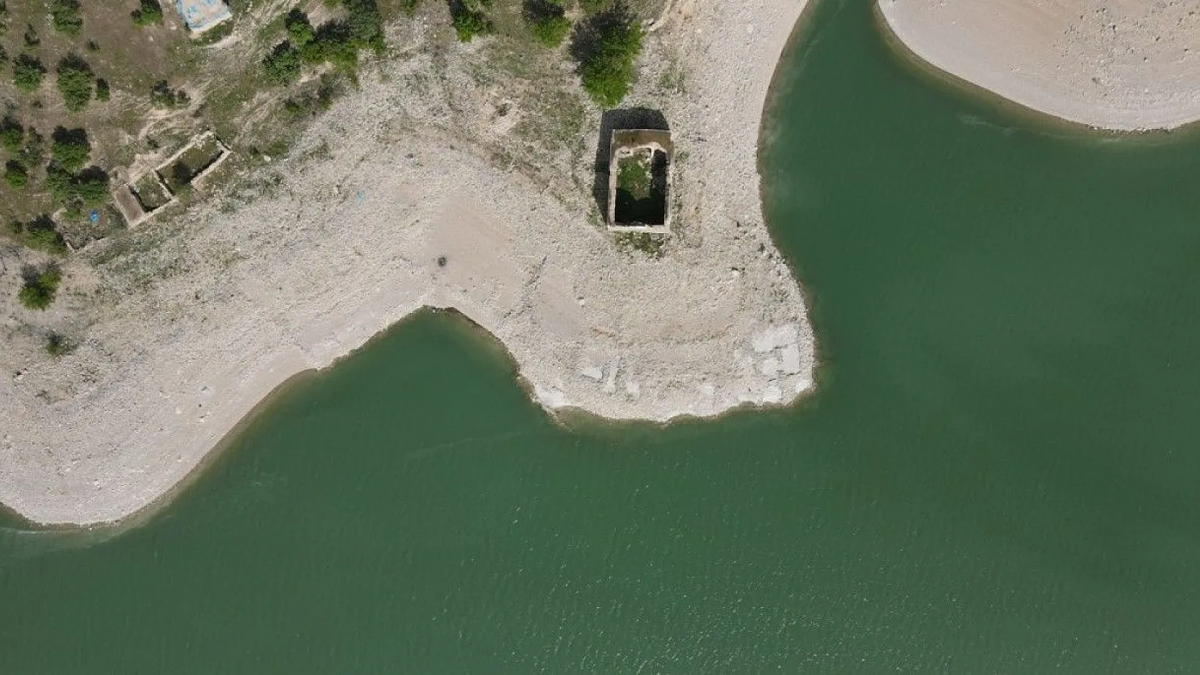 Barajda sular çekildi tarihi kilise gün yüzüne çıktı