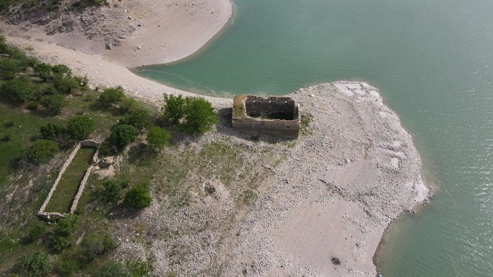 Barajda sular çekildi tarihi kilise gün yüzüne çıktı