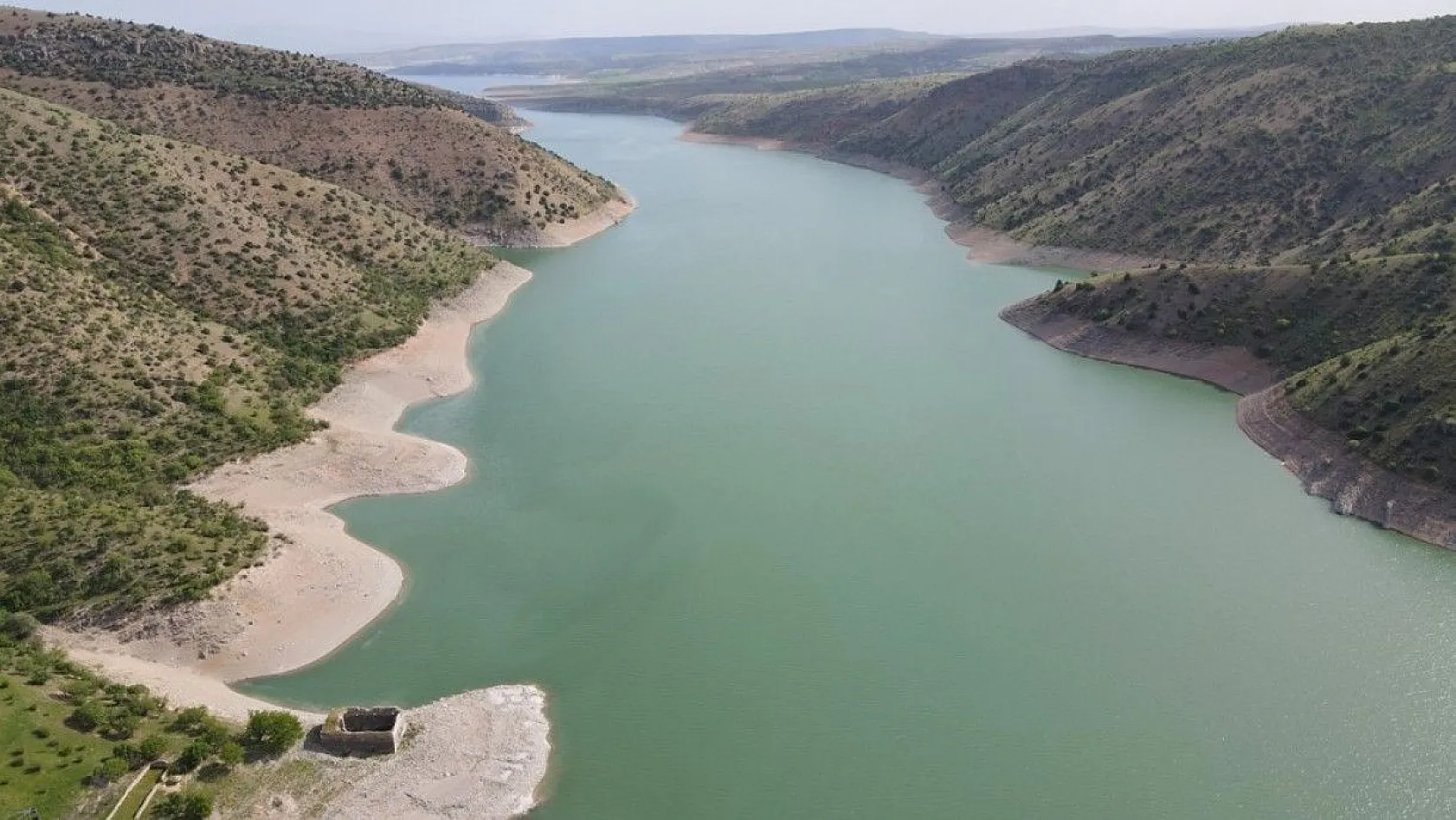 Barajda sular çekildi tarihi kilise gün yüzüne çıktı