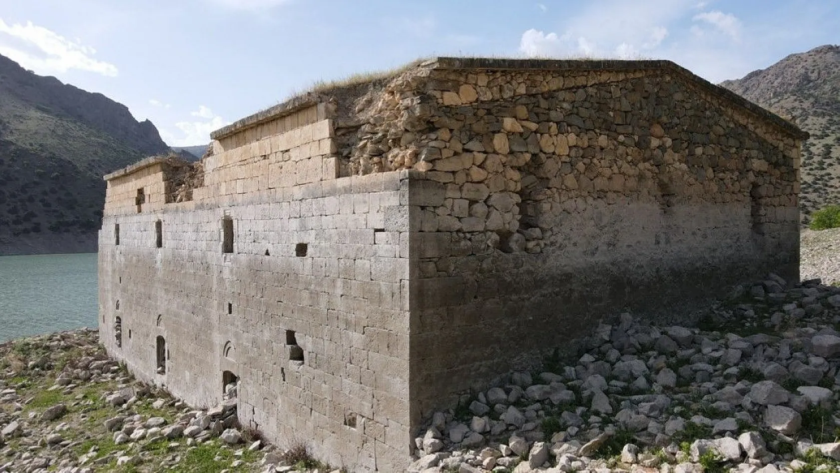 Barajda sular çekildi tarihi kilise gün yüzüne çıktı