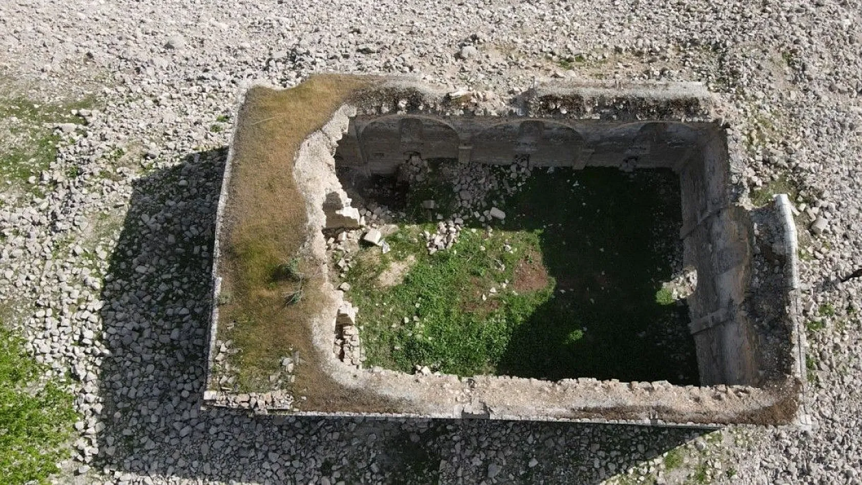 Barajda sular çekildi tarihi kilise gün yüzüne çıktı