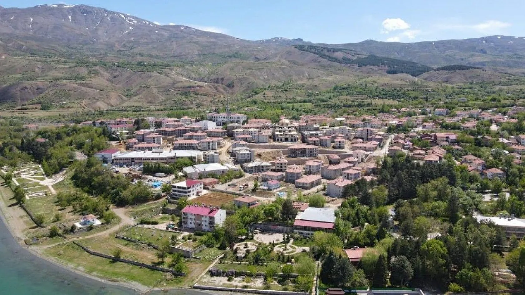 Yeşile bürünen Sivrice muhteşem doğasıyla cezbediyor