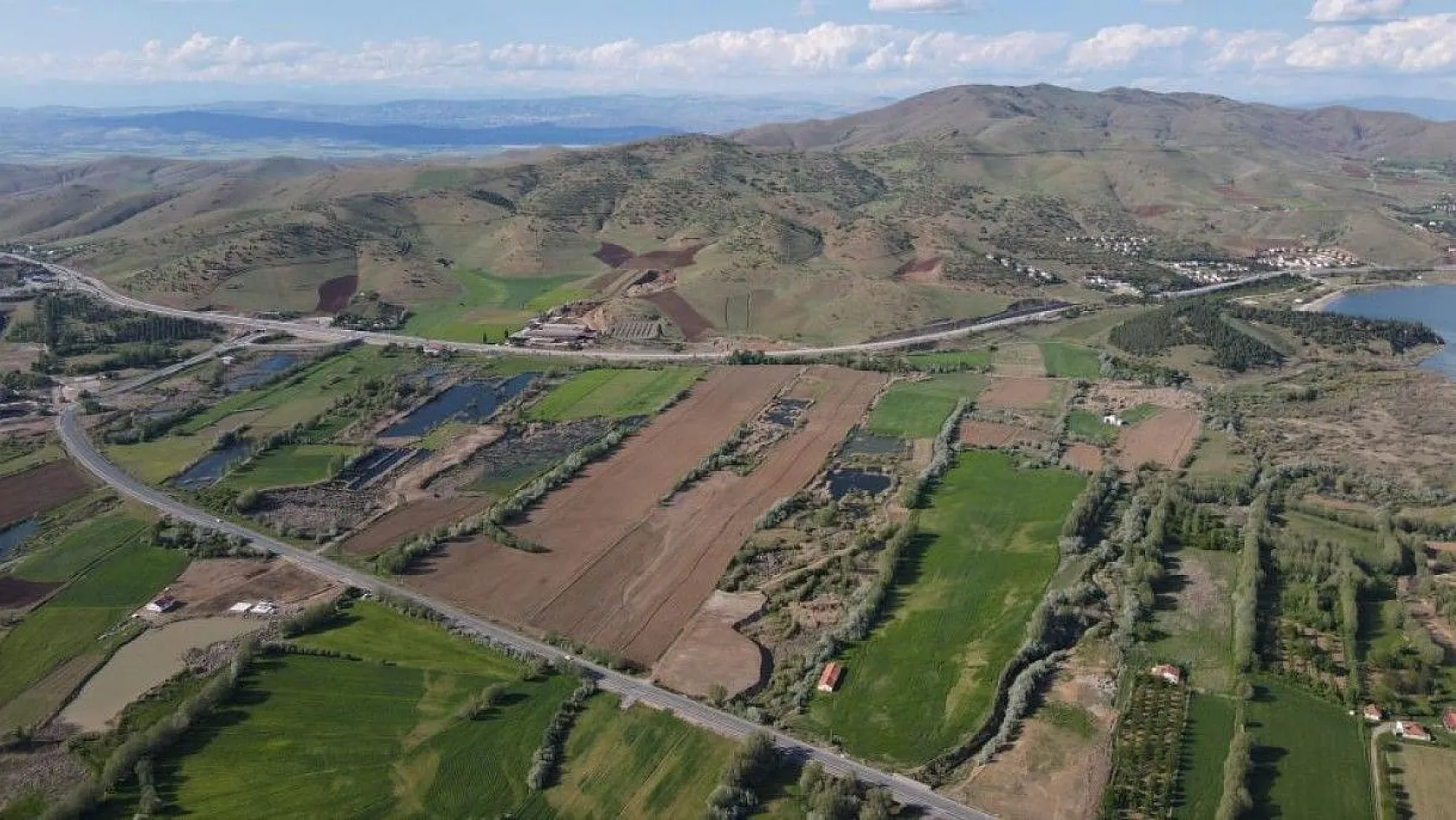 Yeşile bürünen Sivrice muhteşem doğasıyla cezbediyor