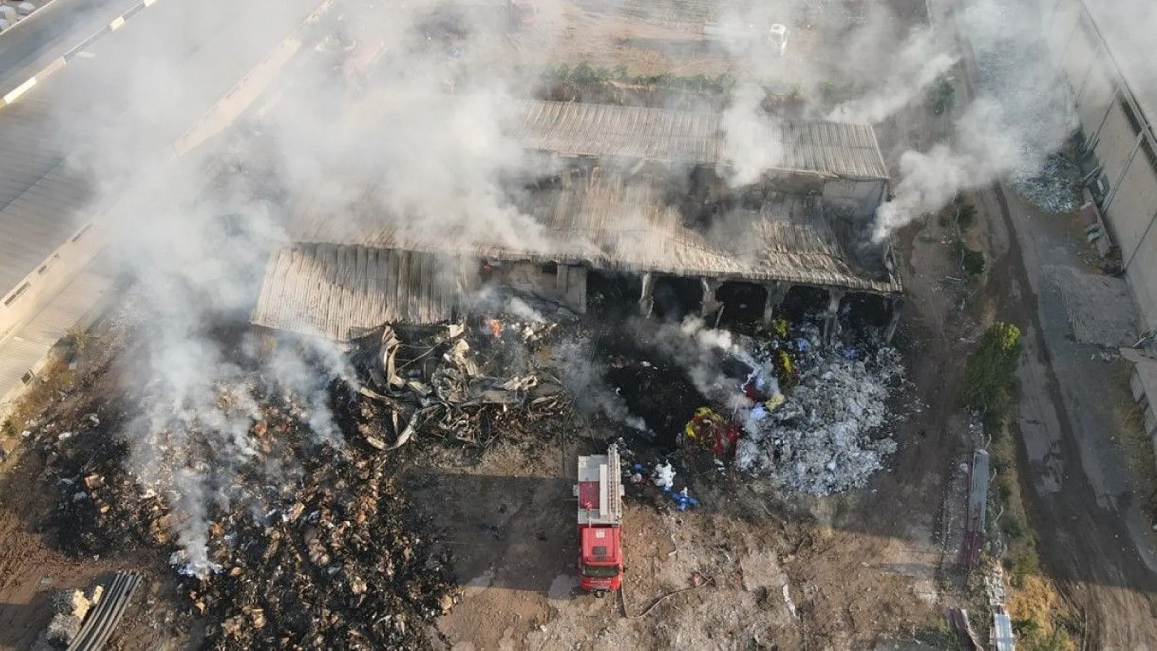 Elazığ'daki büyük yangın fotoğraf karelerine böyle yansıdı