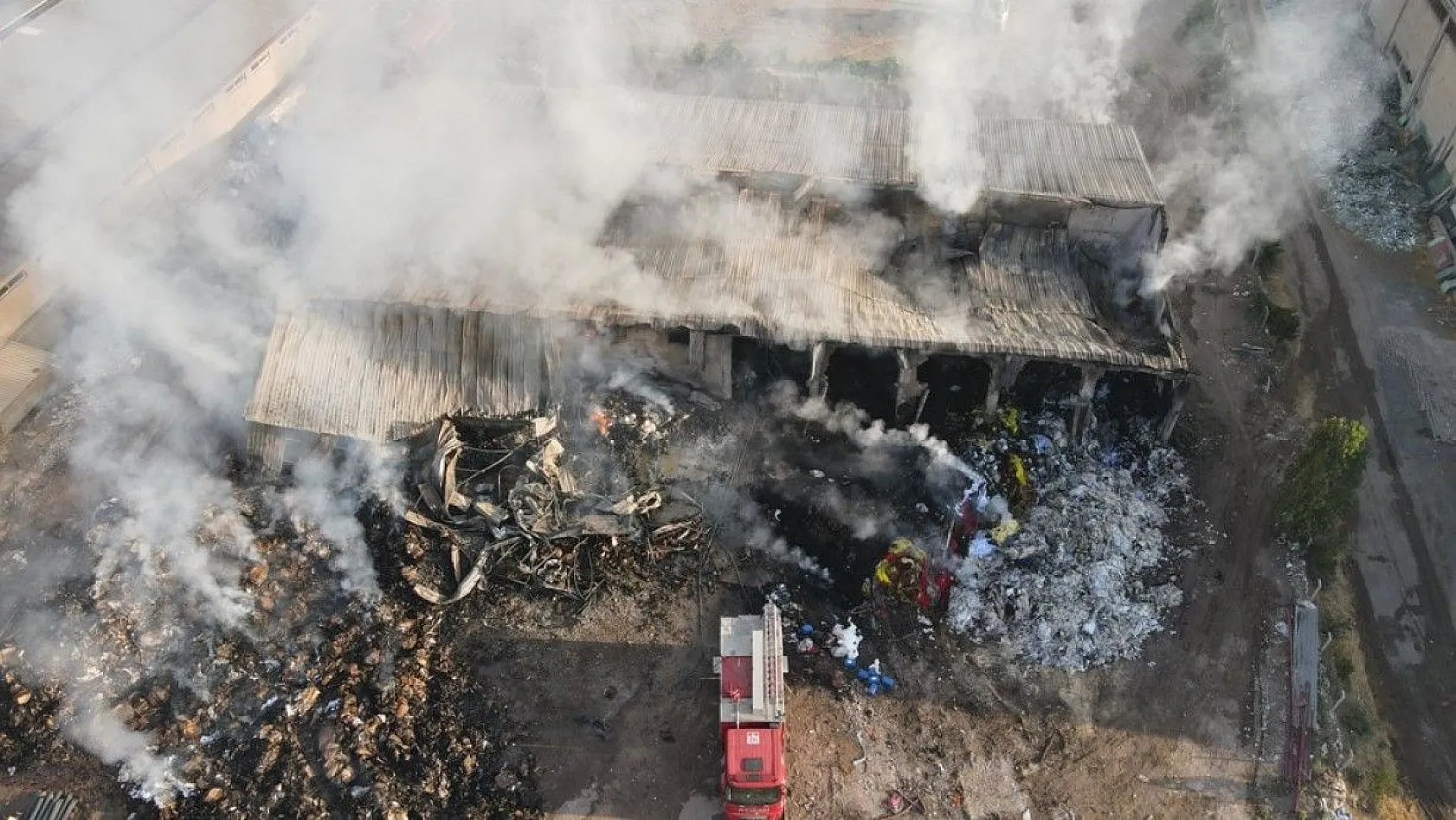 Elazığ'daki büyük yangın fotoğraf karelerine böyle yansıdı