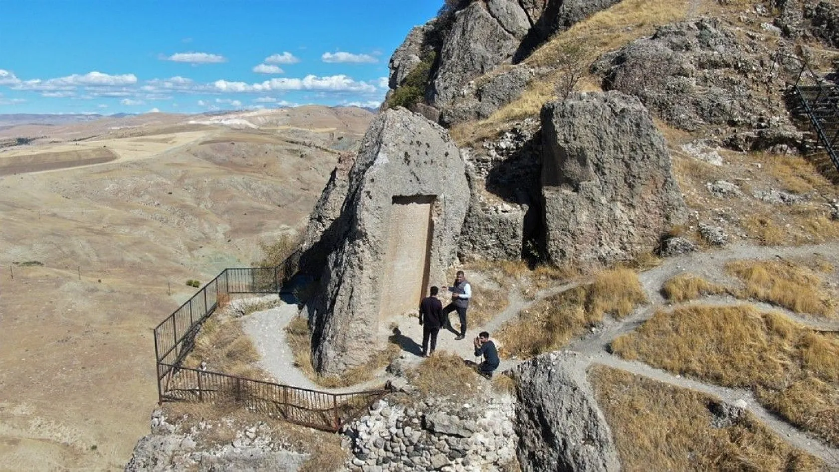3 bin yıllık taş kitabe ilk günkü ihtişamını koruyor