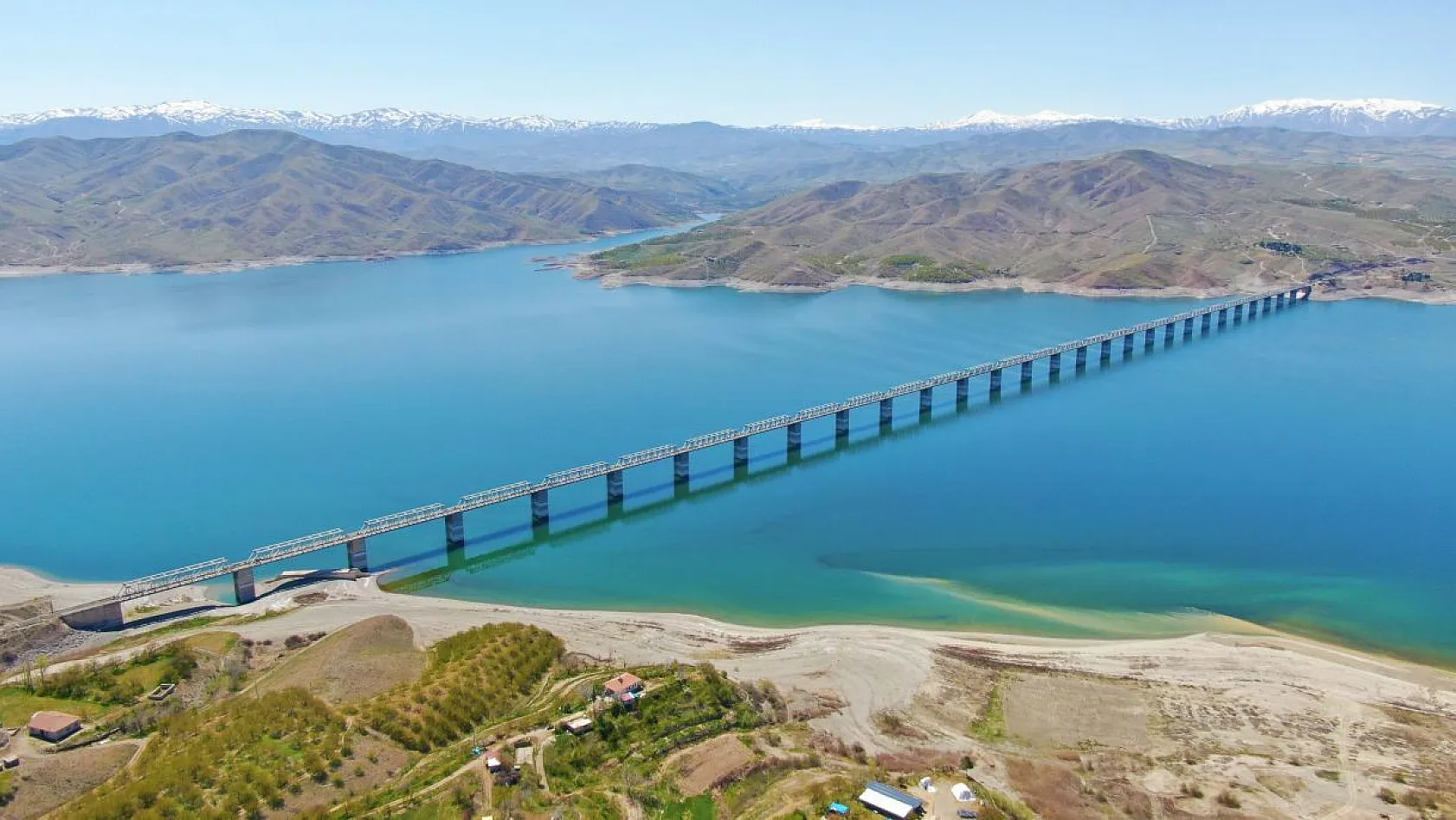 Türkiye'nin en uzun demiryolu köprüsü Elazığ'da