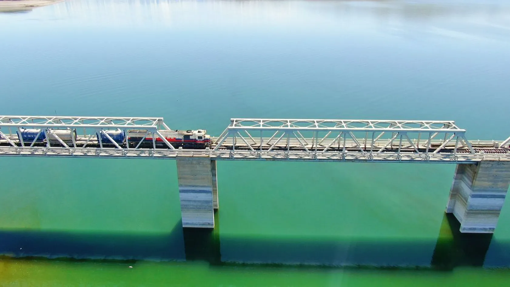 Türkiye'nin en uzun demiryolu köprüsü Elazığ'da