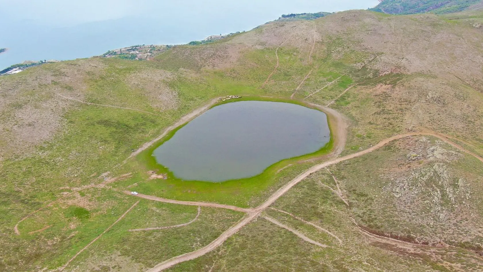 Kuruyan Bervi Gölü yağışlarla yeniden canlandı