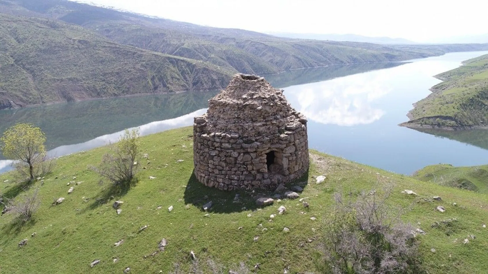 Abutahir'de manzarası ile dikkat çeken bin yıllık kümbet
