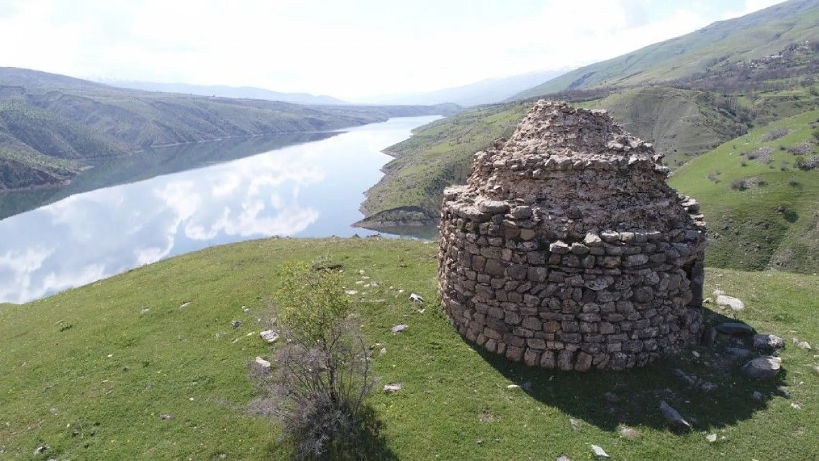 Abutahir'de manzarası ile dikkat çeken bin yıllık kümbet