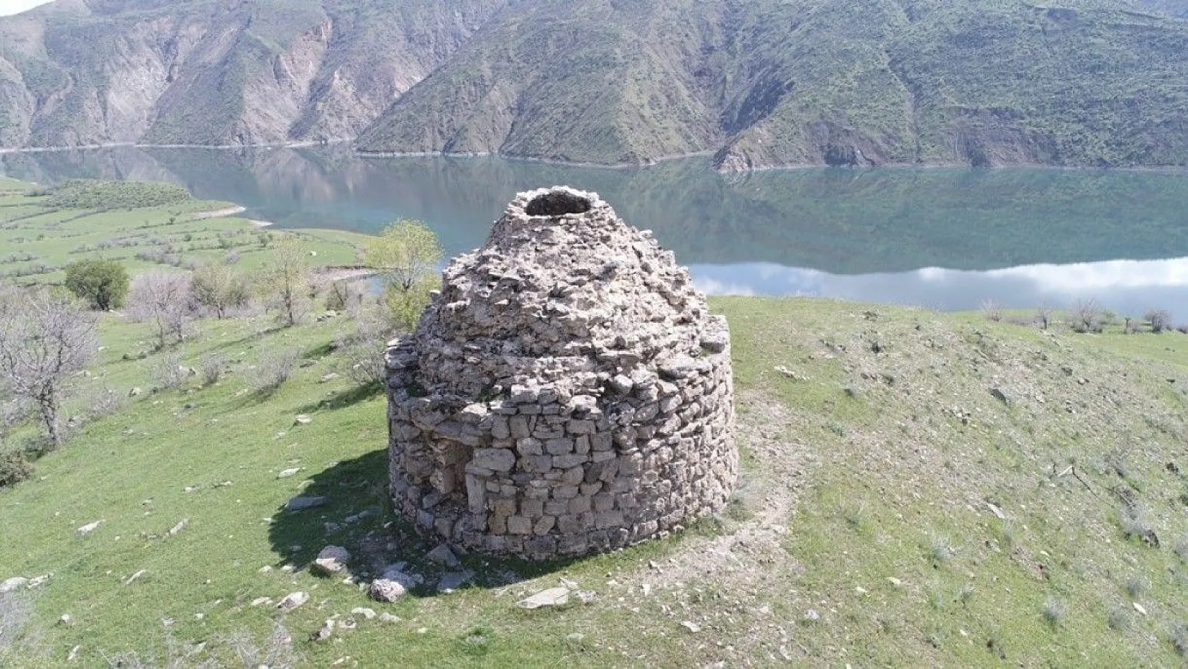 Abutahir'de manzarası ile dikkat çeken bin yıllık kümbet