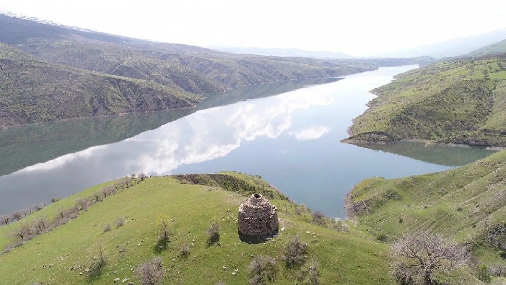 Abutahir'de manzarası ile dikkat çeken bin yıllık kümbet
