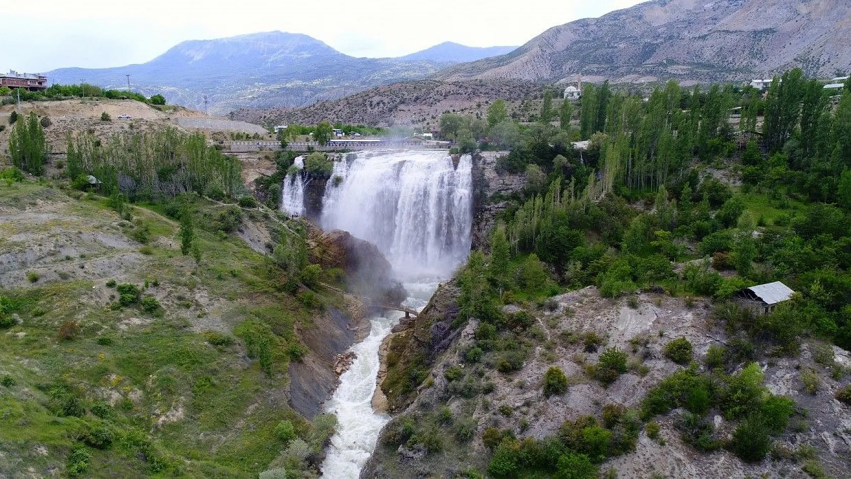 Tortum Şelalesi ziyaretçilerini büyülüyor