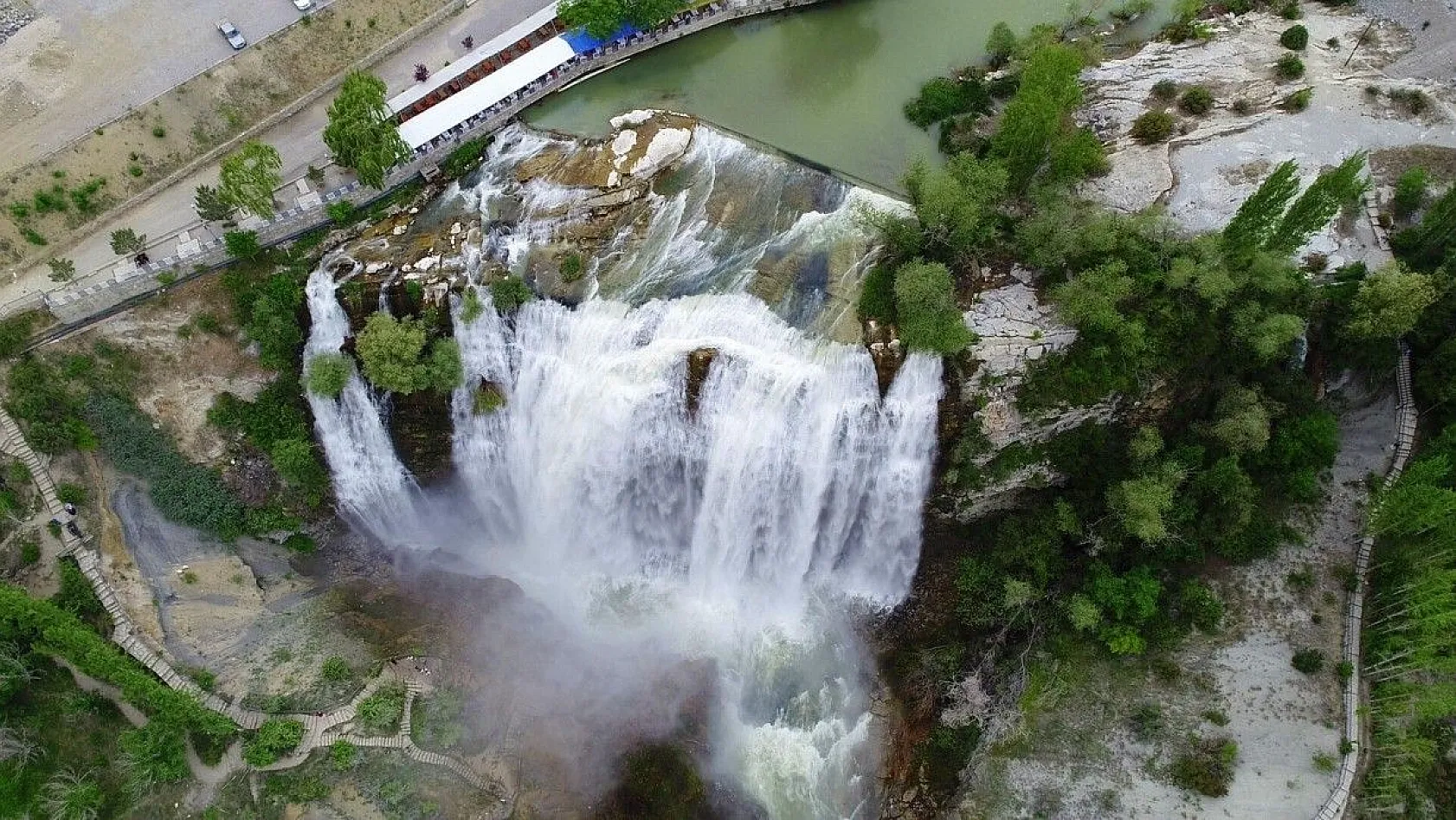 Tortum Şelalesi ziyaretçilerini büyülüyor