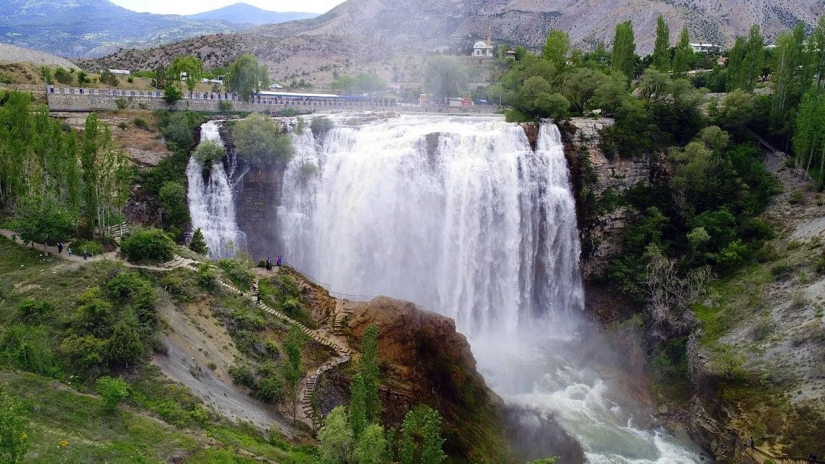 Tortum Şelalesi ziyaretçilerini büyülüyor