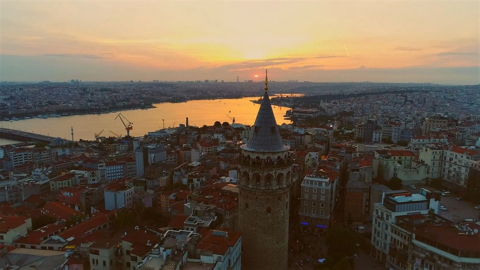 Kızıla bürünen gökyüzüyle Galata Kulesi hayran bıraktı