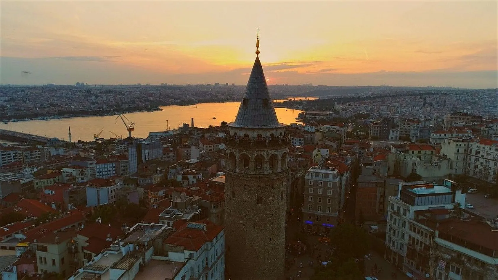 Kızıla bürünen gökyüzüyle Galata Kulesi hayran bıraktı