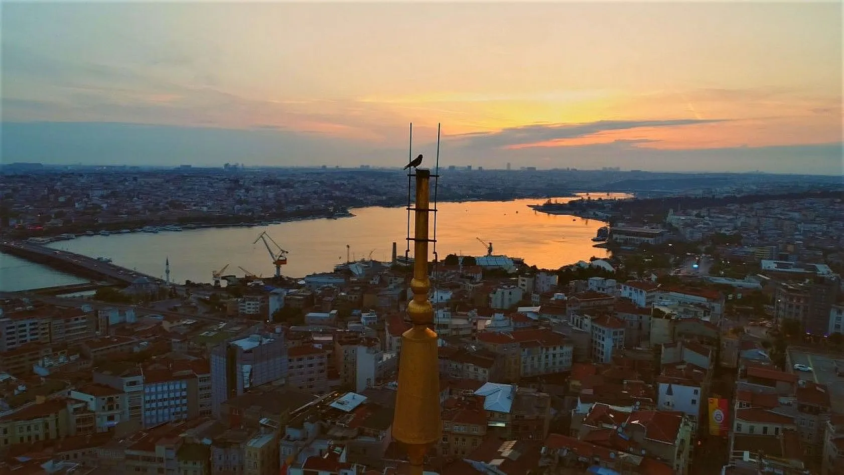 Kızıla bürünen gökyüzüyle Galata Kulesi hayran bıraktı