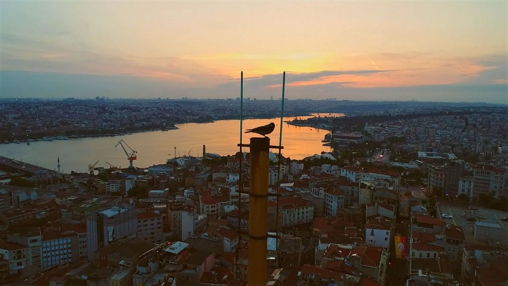 Kızıla bürünen gökyüzüyle Galata Kulesi hayran bıraktı