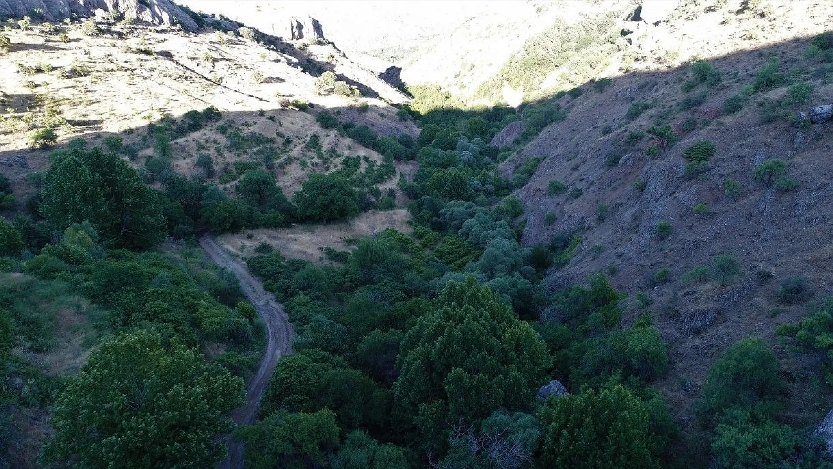 Deve Mağarası ve Ölbe Vadisi güzelliği ile dikkat çekiyor