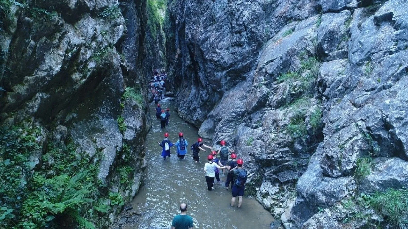 Şelalelerin süslediği kanyon, güzellikleri ile büyülüyor
