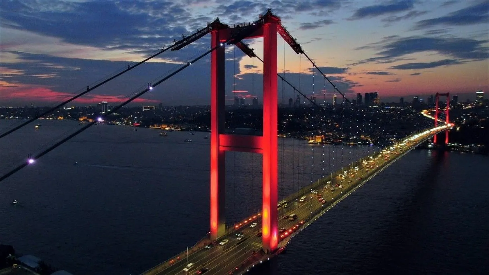 İstanbul semaları kızıla büründü