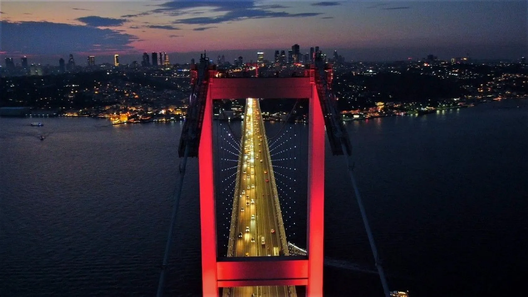 İstanbul semaları kızıla büründü