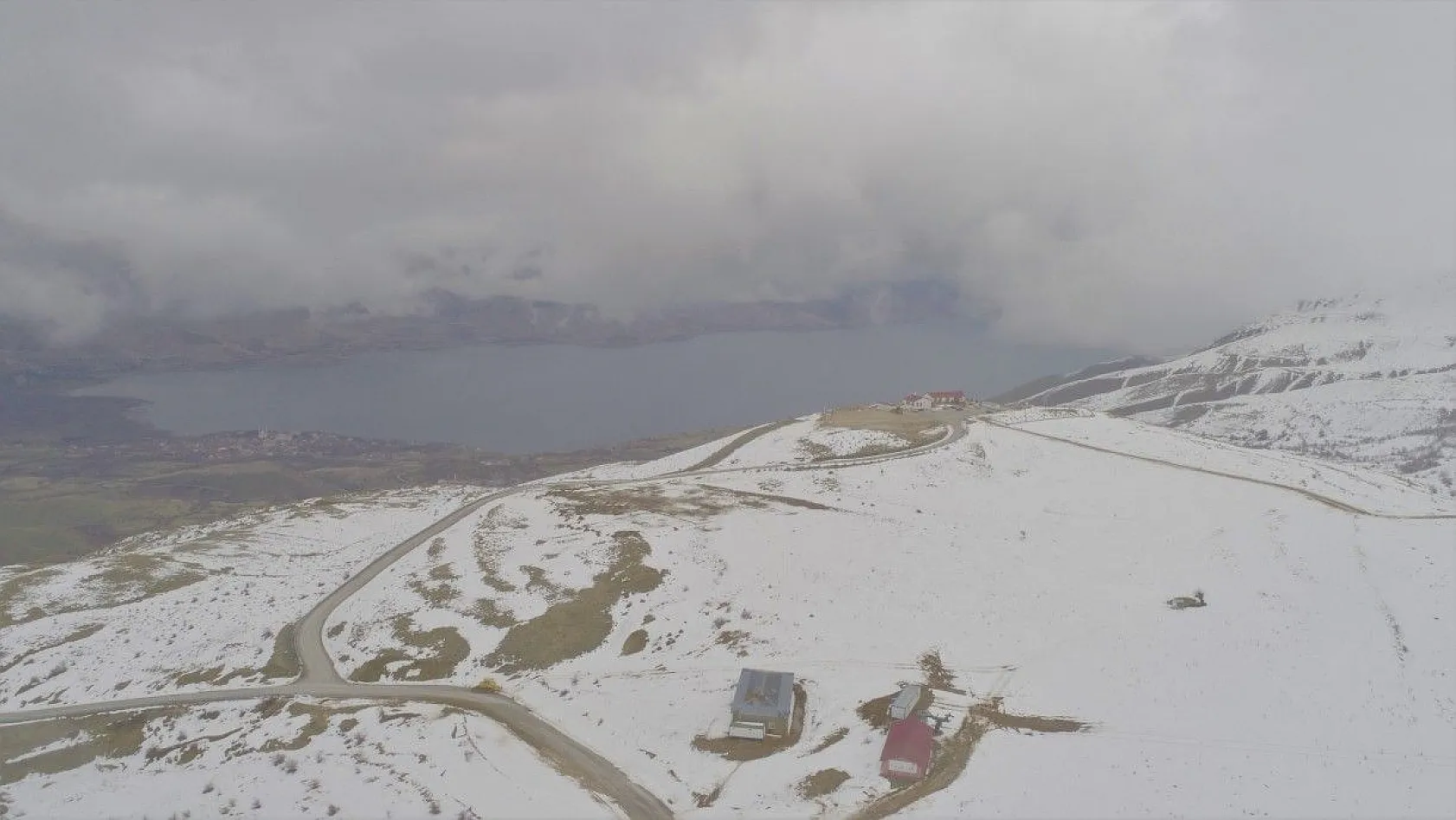 Hazarbabada kar ve bulutların görsel şöleni