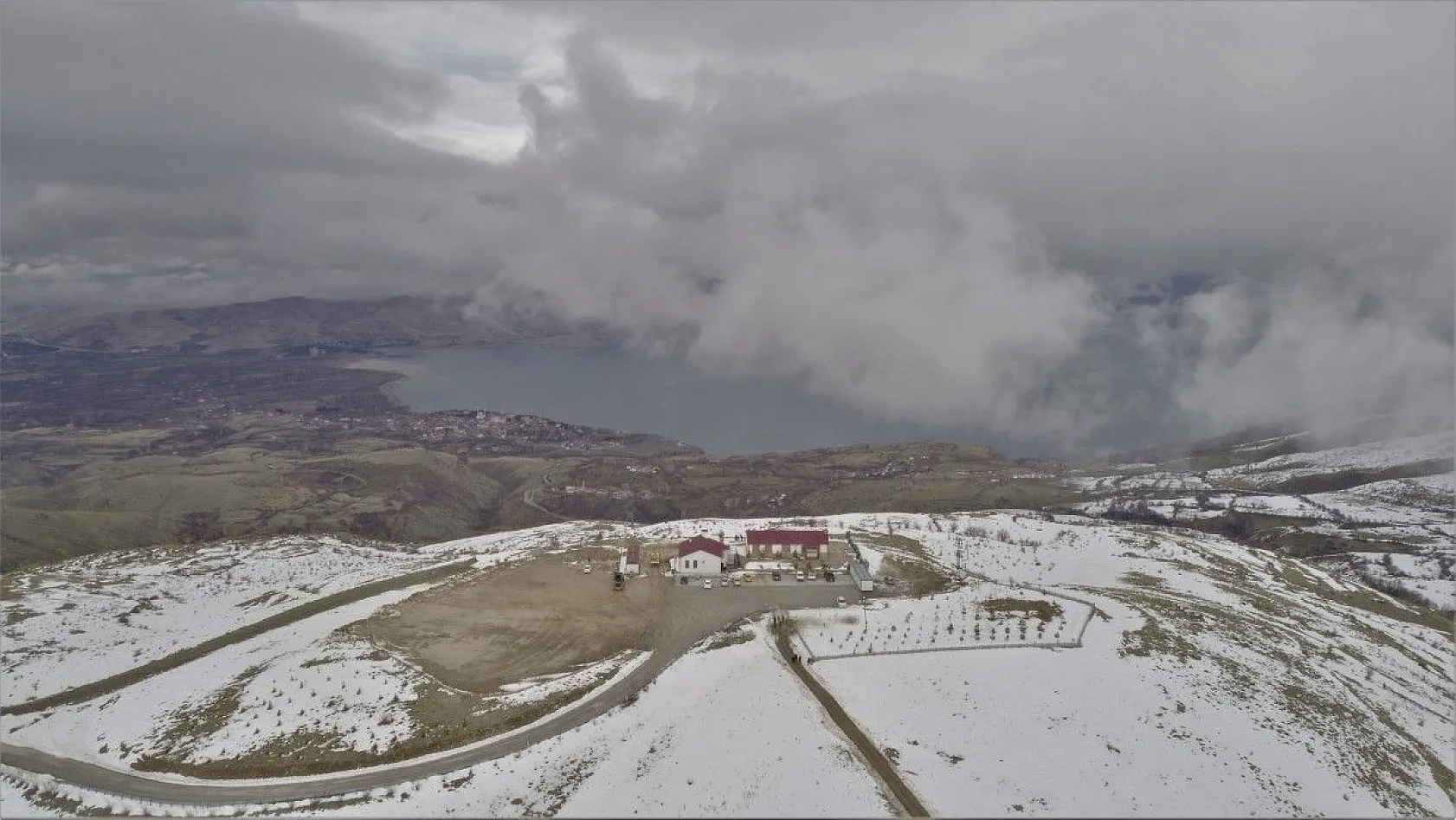 Hazarbabada kar ve bulutların görsel şöleni