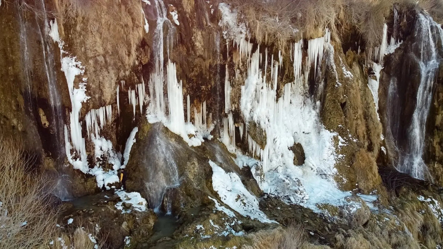 Girlevik Şelalesi'nde uzun buz sarkıtları oluştu