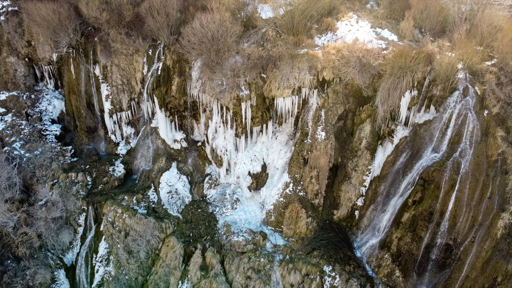 Girlevik Şelalesi'nde uzun buz sarkıtları oluştu