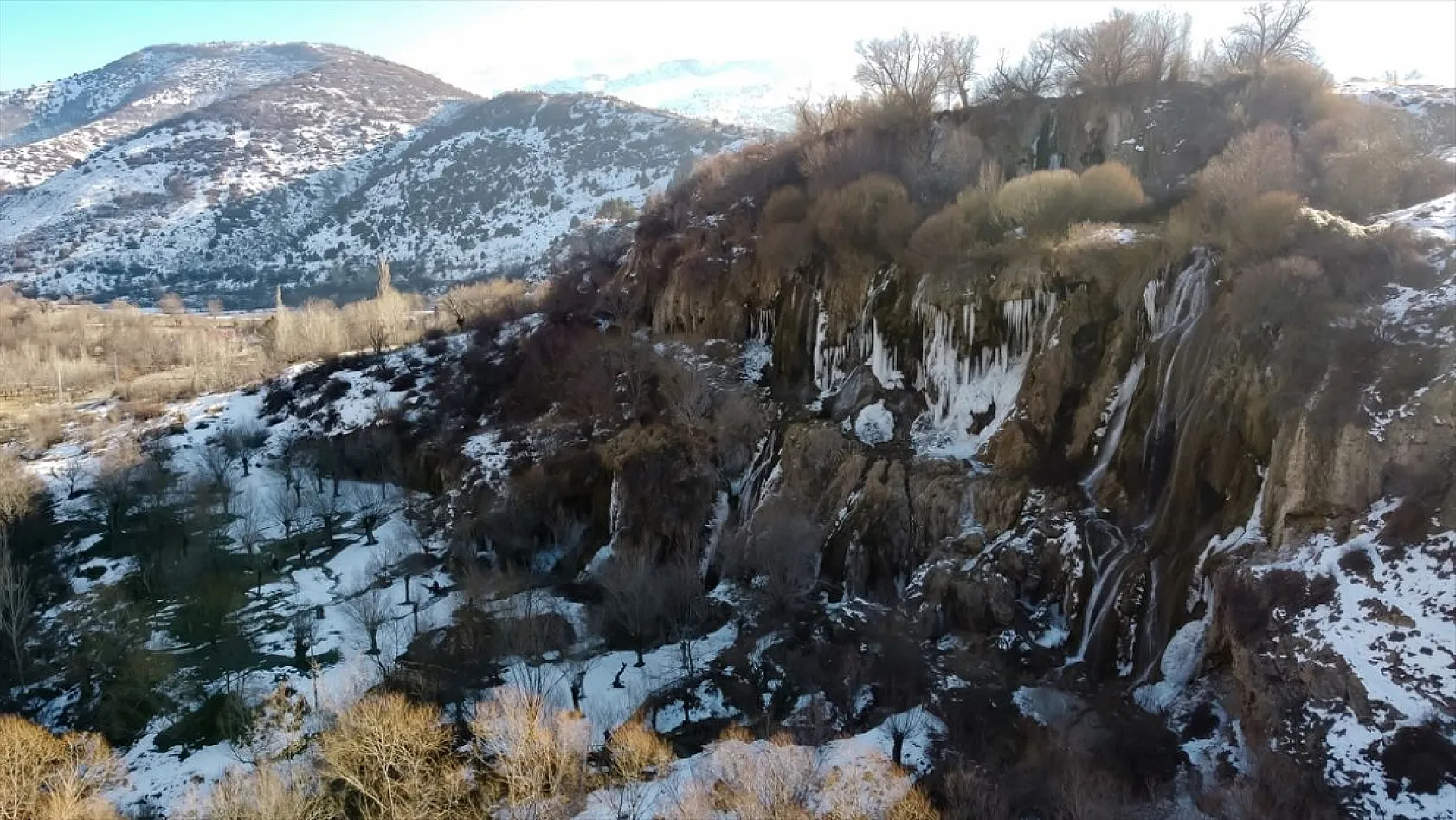 Girlevik Şelalesi'nde uzun buz sarkıtları oluştu