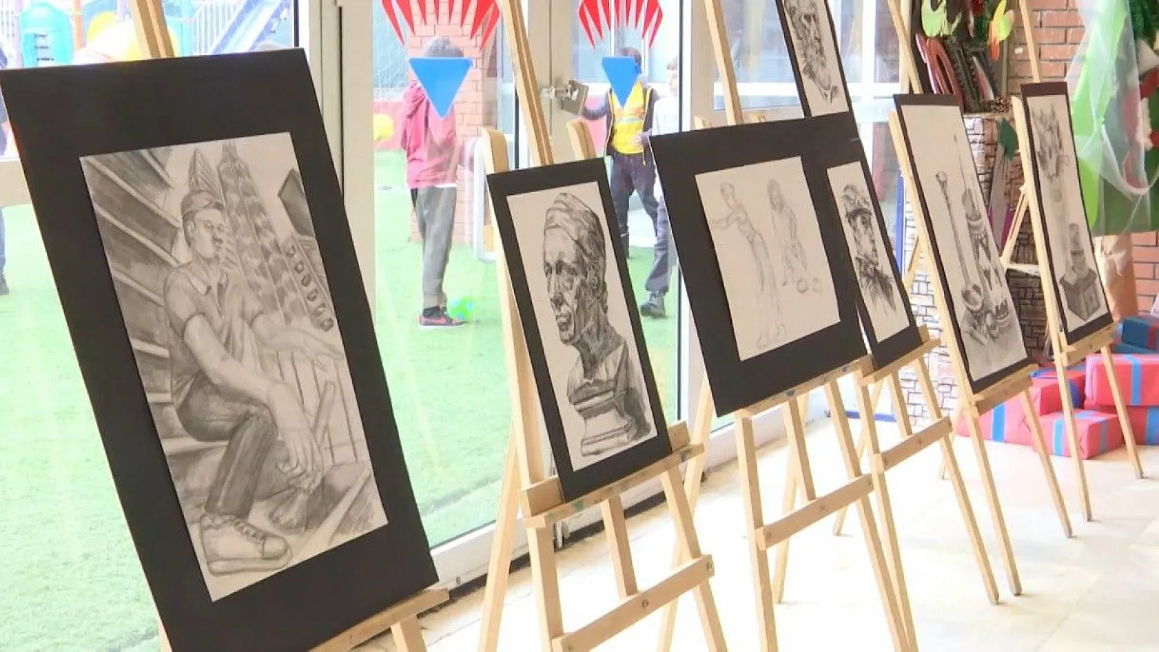 Bahçeşehirli öğrenciden resim sergisi