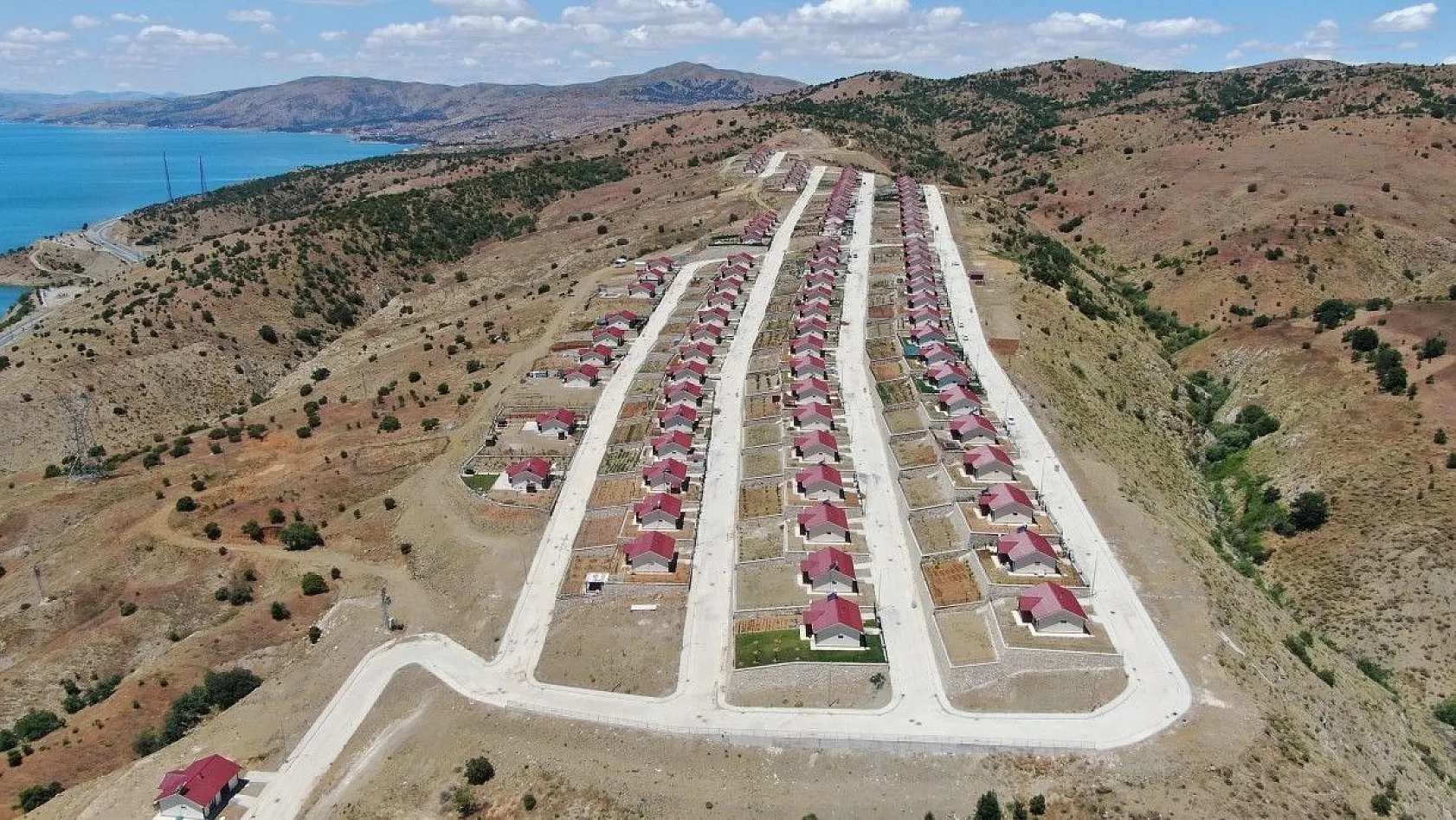 Göl manzaralı köy konutları, tatil köyünü aratmıyor