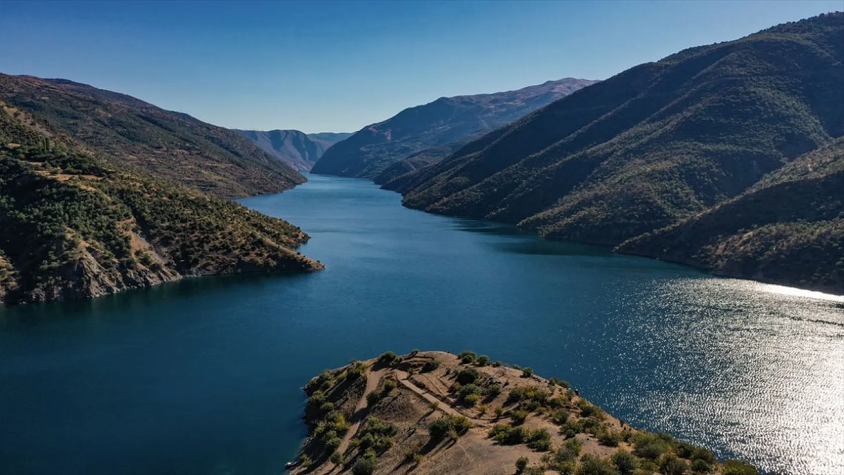 Üç şehrin kesiştiği Karakaya Baraj Gölü