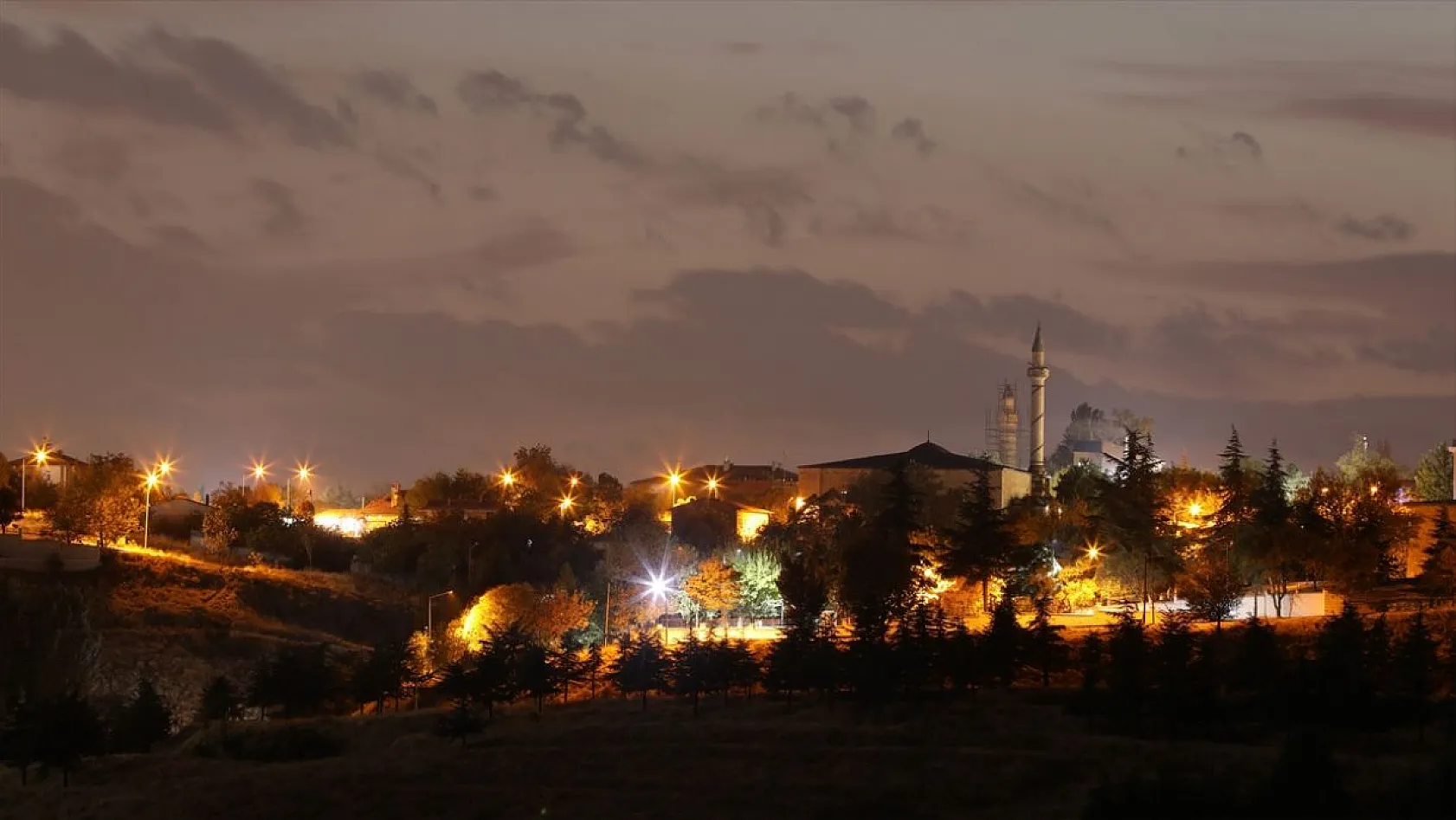 Tarihi Harput Mahallesi gece görüntülendi