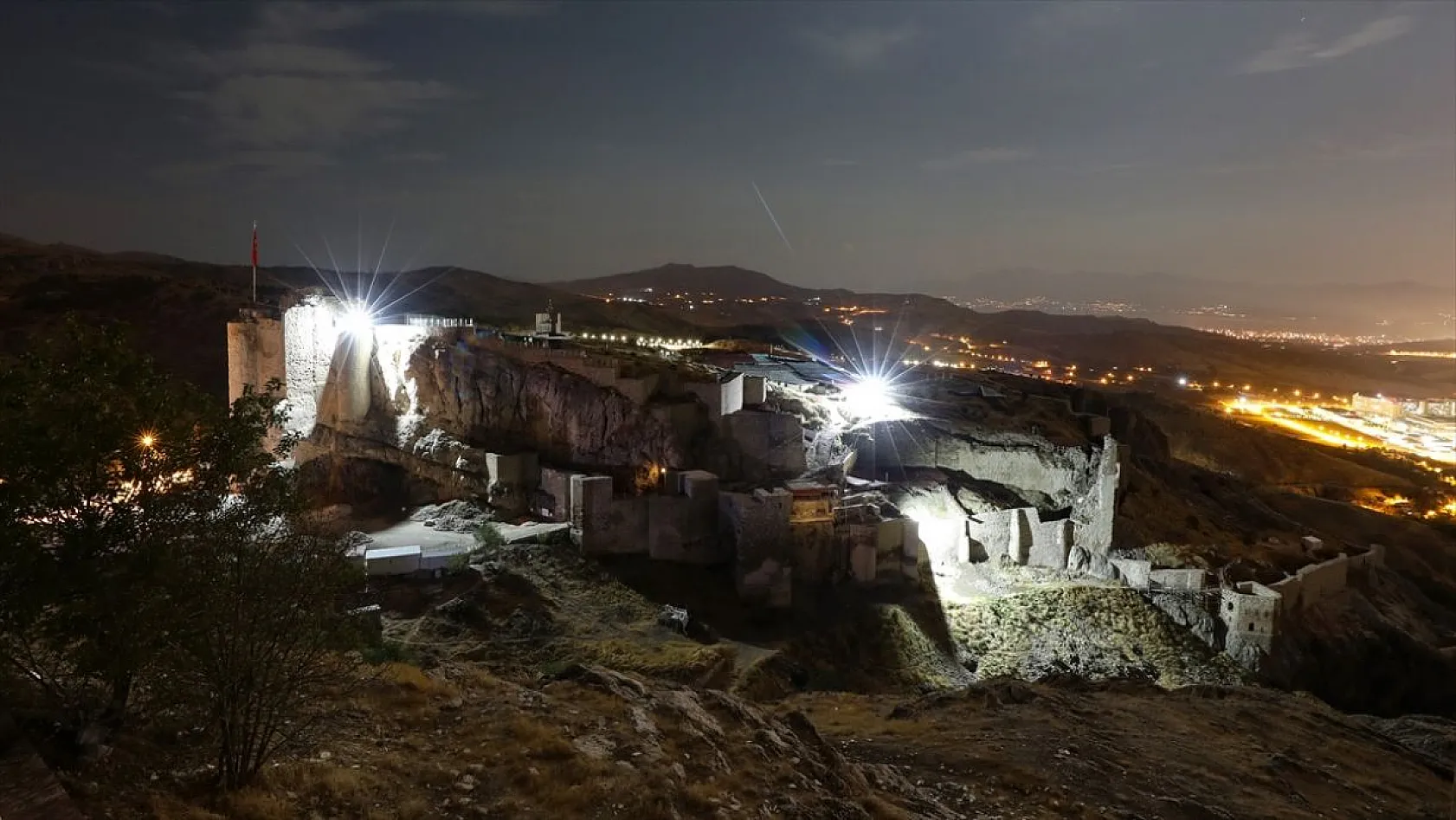 Tarihi Harput Mahallesi gece görüntülendi