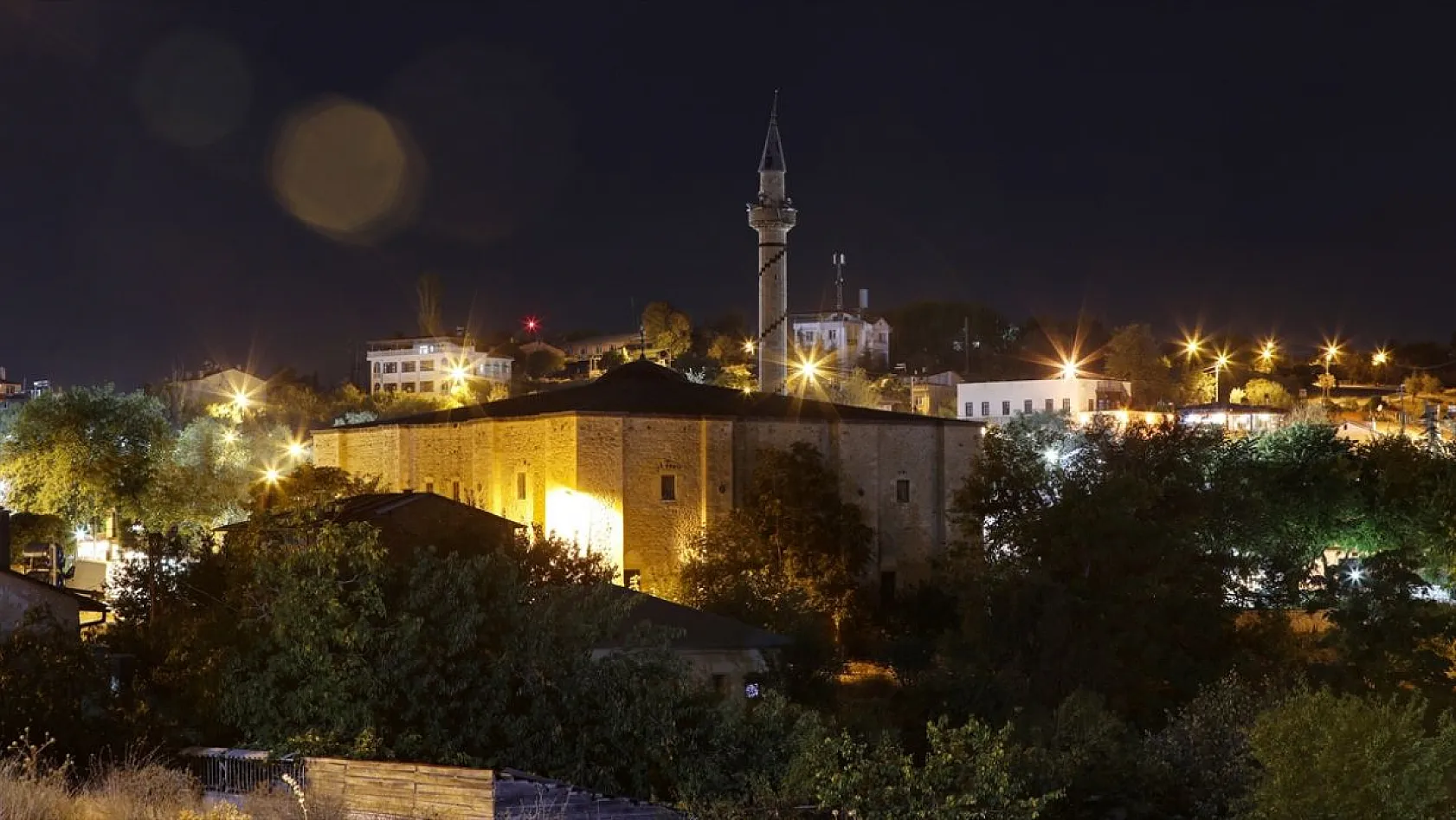 Tarihi Harput Mahallesi gece görüntülendi