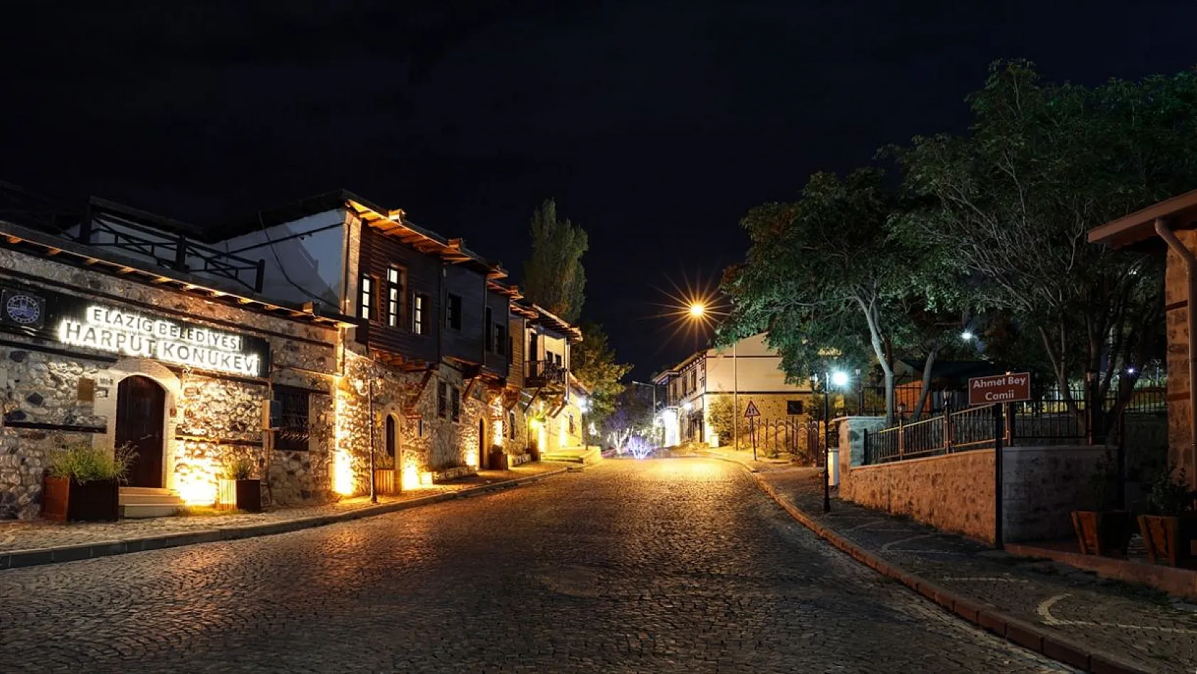 Tarihi Harput Mahallesi gece görüntülendi